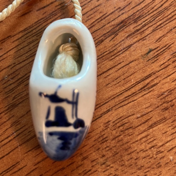 Adorable souvenir tiny hand made ceramic shoes from Holland! - Picture 7 of 12